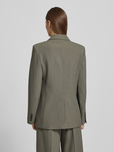 Frauenmodel trägt Relaxed Fit Blazer mit Viskose-Anteil Modell 'Napoli' von Mango in Olivgrau, glatte Textur, Rückenansicht, Ganzkörperansicht Rückansicht