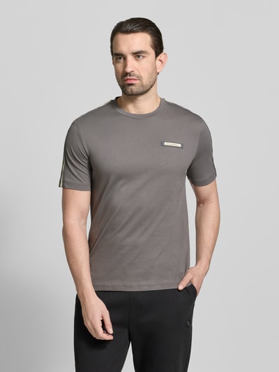 EA7 Emporio Armani T-shirt w kroju regular fit z naszywką z logo Średnioszary 4