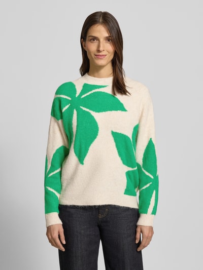 Frauenmodel trägt Oversized Strickpullover mit gerippten Abschlüssen Modell 'OMEA' von B.Young, Material-Mix mit Woll-Anteil, Rundhalsausschnitt, creme mit grünen Blättermustern, Rückenlänge 62 cm, Ärmellänge 53 cm, Ganzkörperansicht von vorne.