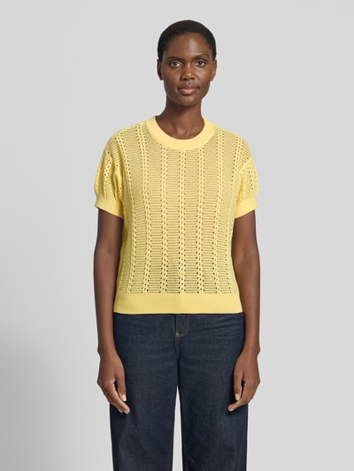 Frauenmodel trägt Relaxed Fit Strickshirt aus Baumwoll-Mix Modell 'LUX LIGHT' von Vero Moda, Optik: Unifarben, Lochstrickmuster, Rundhals, Kurzarm, Bündchen: Gerippt, Ganzkörperansicht von vorne.
