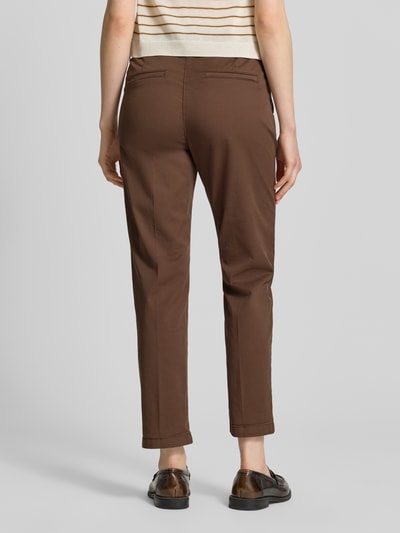 Frauenmodel trägt Straight Fit Chino in verkürzter Passform von MAC aus elastischem Baumwoll-Mix, Braun, Gesäßtaschen, Ganzkörperansicht Rückansicht.