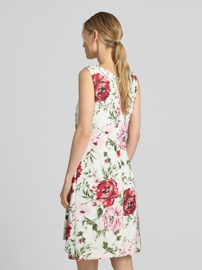 Vrouwenmodel draagt Tailliertes Cocktailkleid met all-over motief van Vera Mont in wit met rode en roze bloemen, Ganzkörperansicht Rückansicht.