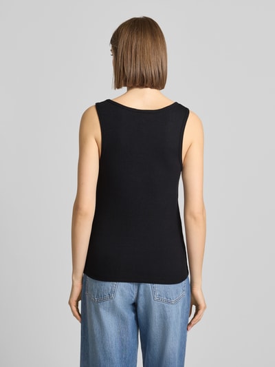 Kobiece modelka nosi top Tanktop in Ripp-Optik Modell 'MAYA' od Noisy May, mieszanka bawełny i elastanu, krój regular fit, okrągły dekolt, długość tyłu w rozmiarze S: 52 cm, efekt prążkowania, czarny kolor, gładka tekstura, widok całej sylwetki z tyłu.