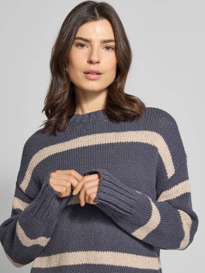 Frauenmodel trägt Regular Fit Strickpullover aus Baumwoll-Mix von Marc O'Polo, Optik: Unifarben, Rundhals, Langarm, Stricktextur, Nahaufnahme Oberkörper.