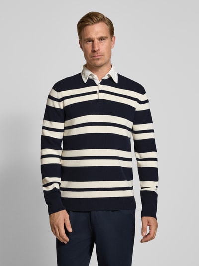 Männermodel trägt Slim Fit Poloshirt aus katoenmix von Lindbergh, Heren poloshirt, Polokraag, met lange mouwen, effen streepdesign, Ganzkörperansicht von vorne. Ruglengte bij maat M: 70 cm, Mouwlengte bij maat M: 69 cm.