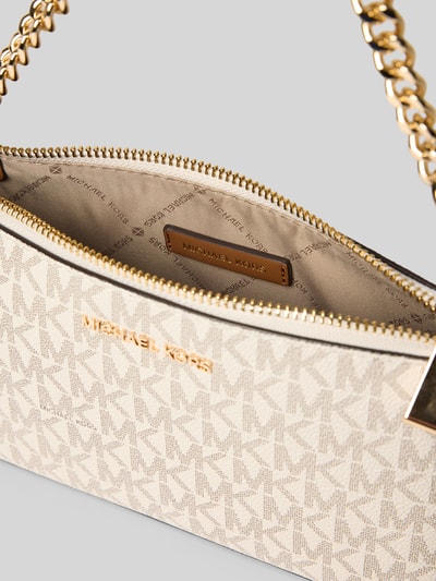 Produktfoto, Shoulder Bag mit Logo-Applikation Modell 'Jet Set' von MICHAEL Michael Kors in Beige mit Allover-Logo-Print, Kettenriemen und Reißverschluss, strukturierte Oberfläche, Detailaufnahme, Maße: 20x12x5 cm, Länge Schulterriemen 14 cm.