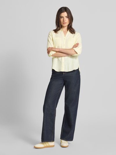 Vrouwenmodel draagt Regular Fit Hemdbluse uit puur katoen van Tom Tailor, effen, lange mouwen, borstzakken, popeline, frontale full-body weergave.