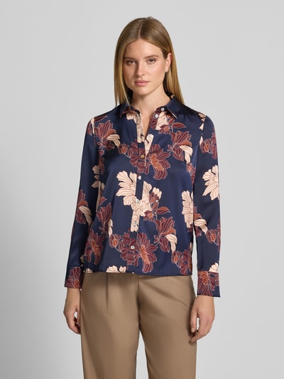 Vrouwenmodel draagt Regular Fit Hemdbluse aus Satin van Christian Berg Woman Selection, donkerblauw met florale allover print, voorkant, Nahaufnahme Oberkörper.
