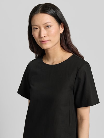 Frauenmodel trägt Mini-Leinenkleid aus Baumwoll-Leinen-Mix Modell 'ALOA' von Weekend Max Mara, Optik: Unifarben, Nahaufnahme Oberkörper.