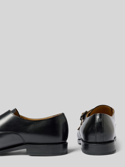 Produktfoto, Halbschuhe mit Zierschnallen Modell 'Liam' von Henry Stevens, glänzend schwarze Optik, schmale Passform, Detailaufnahme, Kontext: Absatzhöhe 3 cm, Schafthöhe 7 cm, Schaftweite 11 cm bei Größe 44