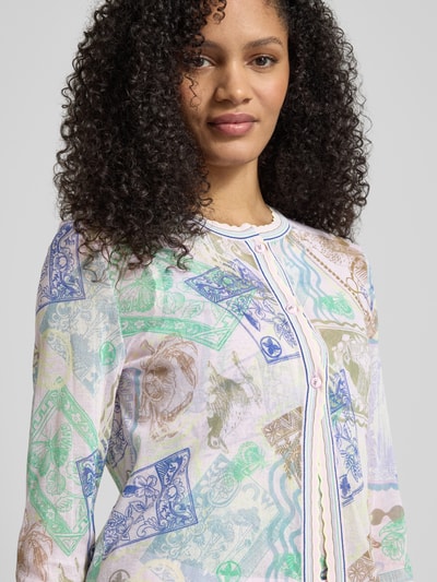 Modelka kobieca nosi Strickjacke im Allover-Look mit Rundhalsausschnitt od Marc Cain, bawełniana mieszanka, krój regular fit, zapięcie na guziki, pastelowe kolory i wzory na całej powierzchni, widok z przodu, zbliżenie na górną część ciała.