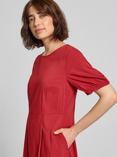 Frauenmodel trägt Midikleid mit Rundhalsausschnitt von MORE & MORE in Rot, Baumwoll-Mix, A-Linie, Nahaufnahme Oberkörper.