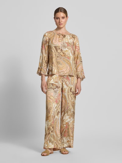 Frauenmodel trägt Damen Stoffhose aus Reine Viskose mit Paisley-Muster Modell 'Pia' von monari, Regular-Fit, Ganzkörperansicht von vorne