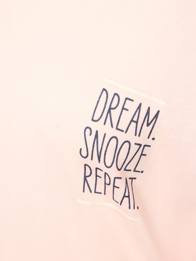 Produktfoto, hellrosa Stoff mit schwarzem Aufdruck „DREAM. SNOOZE. REPEAT.“ Comfort Fit Pyjama aus Baumwoll-Viskose-Mix Modell 'Perfect Nights Shirt' von s.Oliver RED LABEL, Damen Pyjama.