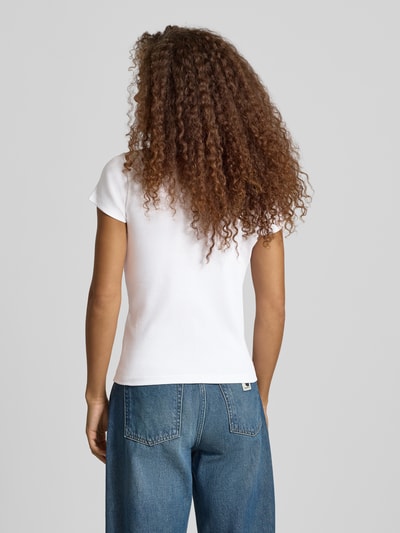 Frauenmodel trägt Regular Fit T-Shirt aus Baumwoll-Mix Modell 'MERIDA' von Pepe Jeans in Unifarbe, Kurzarm, Rundhals, Ganzkörperansicht Rückansicht.