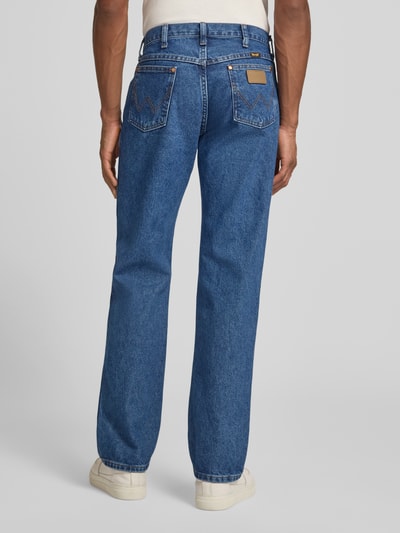 Mężczyznamodel nosi Cowboy Cut Jeans im 5-Pocket-Design od Wrangler, prosto skrojone, bawełna, niebieskie, Szerokość w rozmiarze 32/32: 44 cm, Długość nogawki: 81 cm, widok całej sylwetki z tyłu.