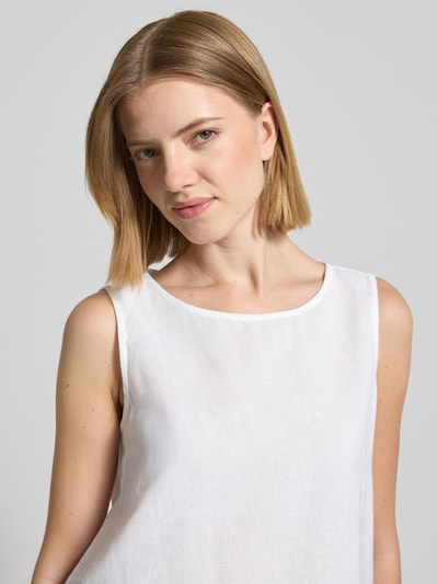 Frauenmodel trägt Blusentop aus Leinen mit Rundhalsausschnitt von Christian Berg Woman in Weiß, Regular-Fit, Nahaufnahme Oberkörper. Reines Leinen, Breite Träger, Rückenlänge bei Größe 36: 54 cm.
