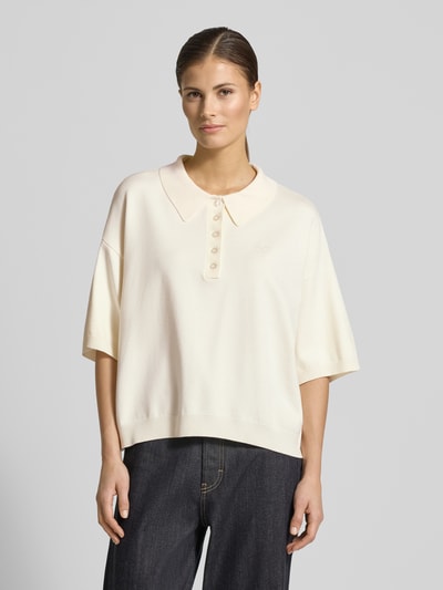 Frauenmodel trägt Oversized Strickpullover mit Polokragen Modell 'talla' von Gestuz, Viskose-Mix, cremefarben, gerippte Abschlüsse, 3/4-Ärmel, Knopfleiste, Label-Stitching, Ganzkörperansicht von vorne.