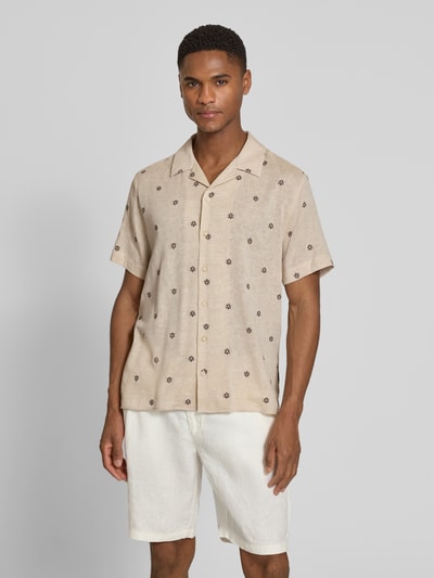 Männermodel trägt Regular Fit Freizeithemd mit Reverskragen von bugatti, beiger Baumwoll-Mix mit Viskose, Allover-Muster, Ganzkörperansicht von vorne.
