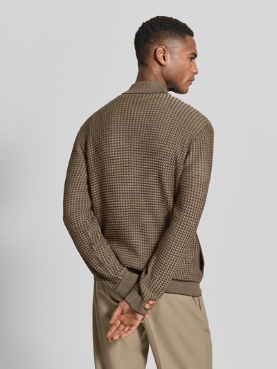 Männermodel trägt Strickjacke mit Woll-Anteil von Emporio Armani in Beige, strukturierte Oberfläche, elastische Abschlüsse, Ganzkörperansicht Rückansicht. Gerade Passform, Stehkragen, Zweiwege-Reißverschluss, Material-Mix mit Lyocell- und Woll-Anteil.