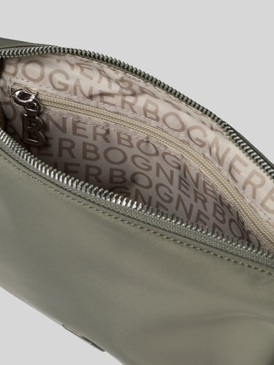 Produktfoto, Handtasche mit Label-Detail und Schulterriemen von BOGNER, Reißverschluss, Innenfach, glatte Oberfläche, grün, Szerokość w rozmiarze 23 cm, długość 15 cm, głębokość 4 cm, pasek 102 cm