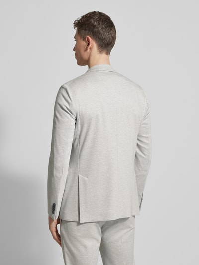Männermodel trägt Regular Fit Blazer aus Viskose-Mix mit Zierbesatz von Roy Robson in Hellgrau, glatte Struktur, Ganzkörperansicht Rückansicht. Herren Blazer, Reverskragen, Brusttasche, Pattentaschen, 2-Knopfleiste, Größe 50: Bundweite 44 cm, Rückenlänge 71 cm, Schulterbreite 44 cm, Ärmellänge 65 cm, Innenbeinlänge 79 cm.