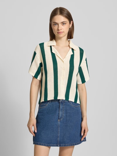 Frauenmodel trägt Relaxed Fit Bluse aus reiner Baumwolle Modell 'KENZIE' von Pieces, grün-weiß gestreift in Strickoptik, Ganzkörperansicht von vorne.