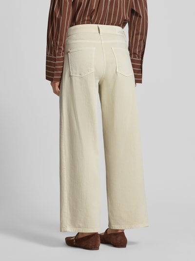 Frauenmodel trägt Wide Leg Jeans im 5-Pocket-Design Modell 'ORIA' von Cambio aus Baumwoll-Mix mit Stretch-Anteil in Creme, Ganzkörperansicht Rückansicht. Passform verkürzt, Bundweite bei Größe 36: 40 cm, Innenbeinlänge 68 cm.