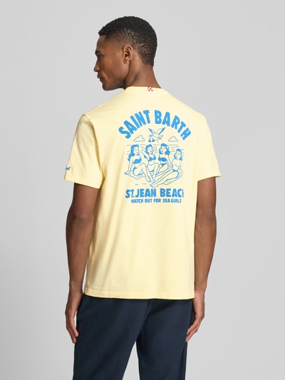 Männermodel trägt Herren T-Shirt mit Label-Prints Modell 'PORTLAND' von MC2 Saint Barth in Hellgelb, Reine Baumwolle, Regular-Fit, Rundhalsausschnitt, Rückenlänge bei Größe M 67 cm, Ganzkörperansicht Rückansicht.