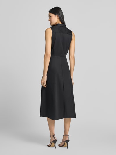 Frauenmodel trägt Midikleid mit Umlegekragen von Comma, Baumwoll-Mix, taillierte Passform, ärmelloses Design, Zierknoten, Rückansicht Ganzkörperansicht.
