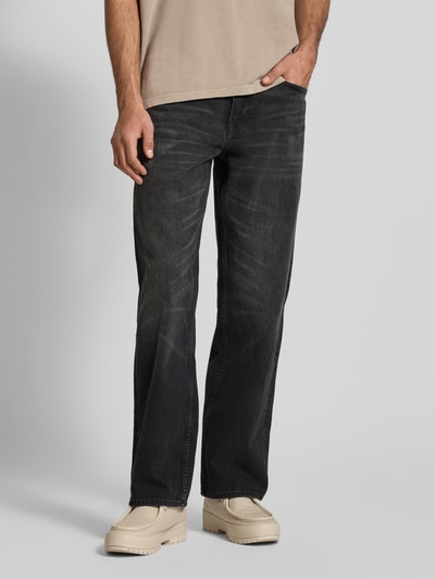 Männermodel trägt Jeans mit 5-Pocket-Design von Calvin Klein Jeans aus reiner Baumwolle, dunkles Grau, gerader Schnitt, Ganzkörperansicht von vorne.
