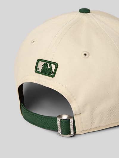 Produktfoto, Baseball Cap mit Motiv-Stitching Modell '9FORTY®' von New Era aus reiner Baumwolle in Beige und Grün, Detailansicht Rückseite, Strapback-Verschluss.