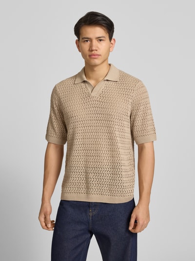 Männermodel trägt Regular Fit Poloshirt aus Baumwoll-Mix Modell 'NYLE' von Only & Sons in Beige mit Strickstruktur und Polokragen, Ganzkörperansicht von vorne.