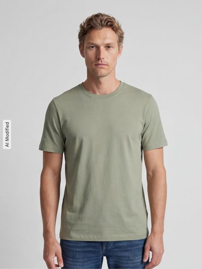 Männermodel trägt T-Shirt mit Rundhalsausschnitt von MCNEAL in Hellgrün, reine Baumwolle, Slim Fit, glatte Textur, Ganzkörperansicht von vorne. Rückenlänge bei Größe M: 68 cm.