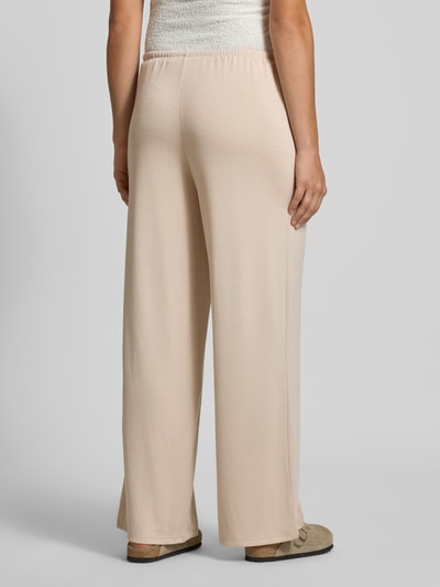 Frauenmodel trägt beige Gerade Hose Mit Viskose-Anteil Modell 'PIMI' von PIECES, lockerer Schnitt, glatte Oberfläche, Damen Gerade Hose, Ganzkörperansicht Rückansicht.