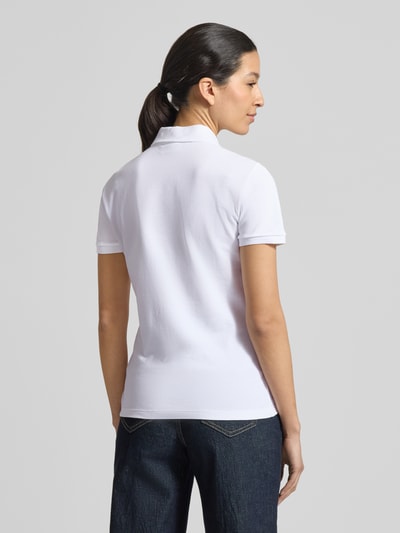 Frauenmodel trägt Regular Fit Poloshirt aus Baumwoll-Mix von Lacoste Sport, unifarben, Logo-Stitching, Ganzkörperansicht Rückansicht