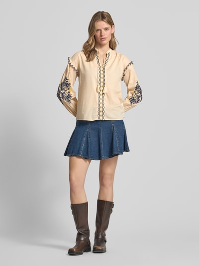 Frauenmodel trägt Loose Fit Tunika aus reiner Baumwolle Modell 'BELIZA' von Pepe Jeans, Optik: Unifarben, floral-Stitching-Applikation, Popeline, Ganzkörperansicht von vorne.