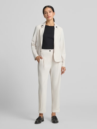 Vrouwenmodel draagt Slim Fit Blazer met Stretch-Anteil van Marc Cain, elastische materiaalmix, reverskraag met tunnelkoord, knoopsluiting, ritszakken, ruglengte maat 36: 25 cm, borstwijdte maat 36: 43 cm, mouwlengte maat 36: 63 cm, crèmekleur, gladde textuur, geheel beeld van voren