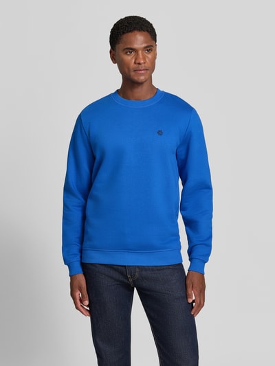 Męskimodel nosi Sweatshirt aus Baumwoll-Mix od MCNEAL, mieszanka bawełny, luźny krój, wyhaftowane logo, okrągły dekolt, prążkowane wykończenia, długość tyłu w rozmiarze M: 67 cm, długość rękawów w rozmiarze M: 65 cm, pełen widok z przodu