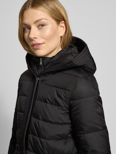 Kobiece model prezentuje czarny Daunenmantel mit Kapuze od Lauren Ralph Lauren, taliowany krój, stójka, zbliżenie na górną część ciała.