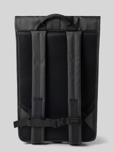 Produktfoto, Rucksack mit Logo-Detail von Rains in zwart, verstelbare schouderband, karabijnhaak, rugzakfunctie, Breedte 34 cm, Lengte 48 cm, Diepte 11 cm, bandlengte 80 cm