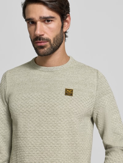 Männermodel trägt Strickpullover mit gerippten Abschlüssen von PME Legend, Baumwolle, Rundhalsausschnitt, Label-Detail, Nahaufnahme Oberkörper