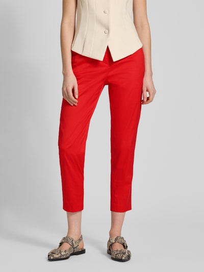 Frauenmodel trägt Slim Fit Stoffhose in verkürzter Passform von Christian Berg Woman in Rot, Baumwoll-Mix, Nahaufnahme Unterkörper.