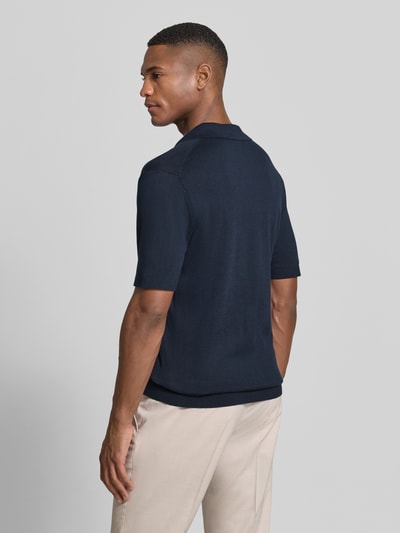 Männermodel trägt Slim Fit Poloshirt aus Lyocell-Baumwoll-Mix von OLYMP Level Five, dunkelblau, kurzärmelig, Rückansicht, Ganzkörperansicht. Rückenlänge bei Größe M: 68 cm.