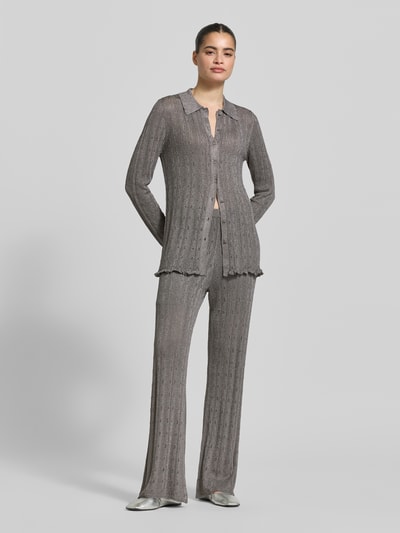 Frauenmodel trägt Relaxed Fit Strickhose mit Viskose-Anteil von Jake*s Collection in Grau, Semitransparente-Optik, elastischer Bund, Material-Mix, Ganzkörperansicht von vorne.