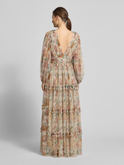 Frauenmodel trägt Abendkleid aus Tüll mit V-Ausschnitt und Taillenband von LACE & BEADS, floraler Print, Stufen-Look, Maxikleid, taillierter Schnitt, Rückansicht Ganzkörperansicht.