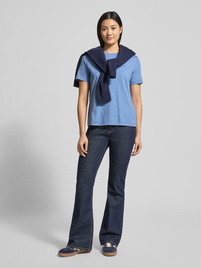 Vrouwenmodel draagt T-shirt met Labelstitching en ronde hals van Gant, puur katoen, regular fit, ruglengte maat S 57 cm, volledige vooraanzicht.