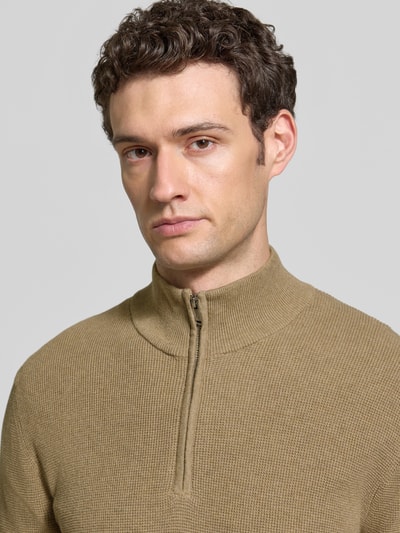 Männermodel trägt Slim Fit Troyer aus Baumwoll-Mix von Matinique in Beige, feine Struktur, Troyer-Kragen, Nahaufnahme Oberkörper. Herren Sweatshirt, gerippter Bund, langärmlig, Rückenlänge 67 cm, Ärmellänge 68 cm.