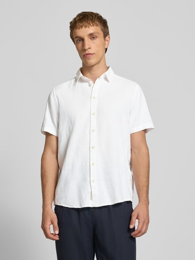 Männermodel trägt Slim Fit Leinenhemd mit Viskose-Anteil Modell 'Bobby' von Blend in weiß, glatte Textur, Kentkragen, Ganzkörperansicht von vorne. Kontext: Herren Leinenhemd, Kurzarm, durchgehende Knopfleiste, Rückenlänge 75 cm, Schulterbreite 38 cm, Ärmellänge 23 cm.