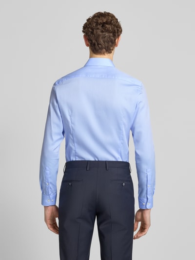 Männermodel trägt Slim Fit Business-Hemd mit Kentkragen von Jake*s in Hellblau, reine Baumwolle, Rückenansicht, Ganzkörperansicht.